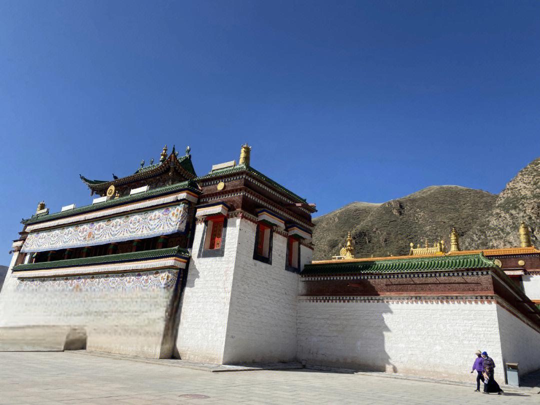 拉卜楞寺的历史和文化 拉卜楞寺位于甘肃省甘南藏族自治州夏河县,是