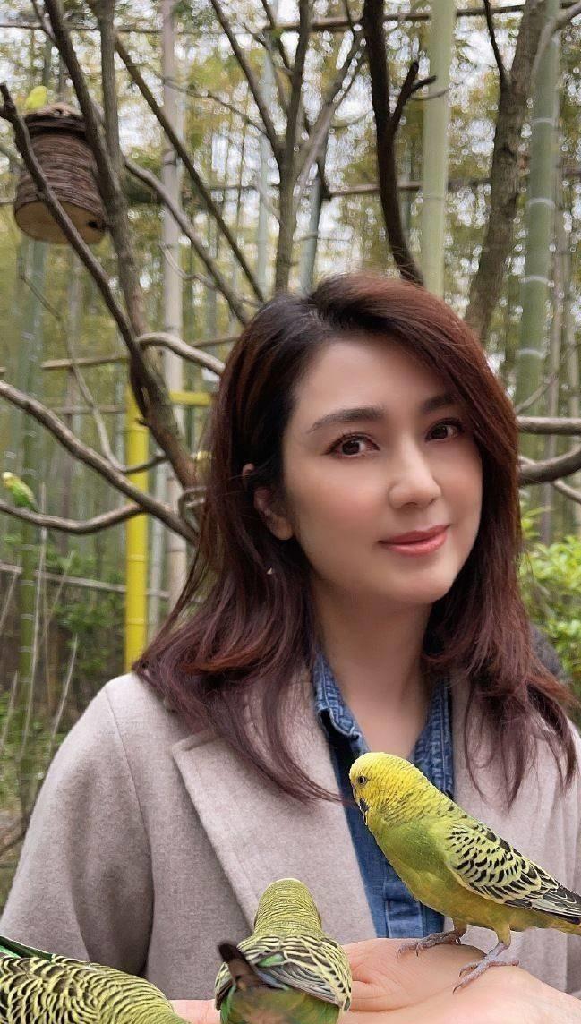 50岁冻龄女星近照曝光 香港女星洪欣在社交媒体上晒出与女儿一同去