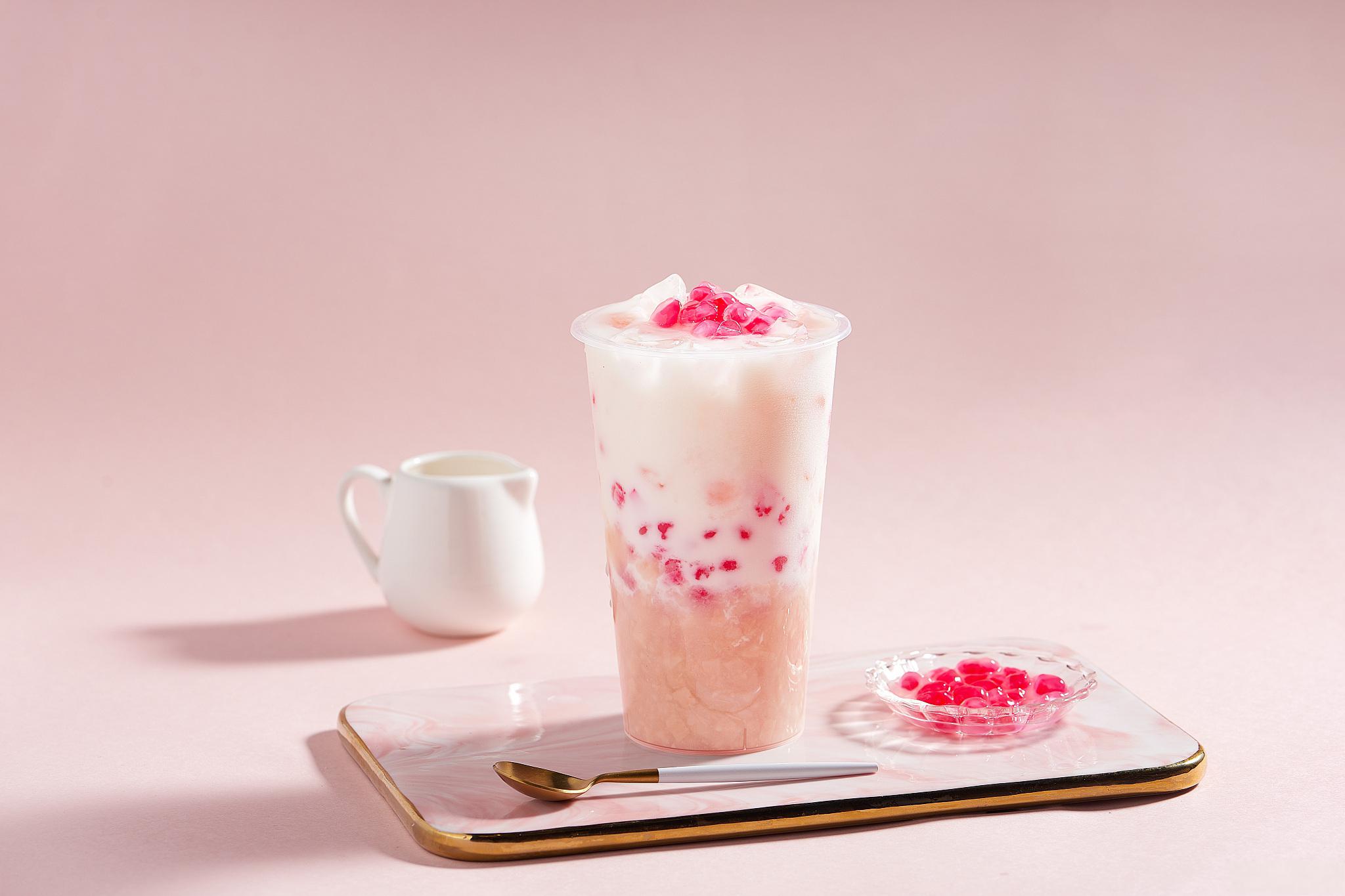 新式茶饮店的特色 新式茶饮店以创新的茶饮配方,健康的饮品选择,精致