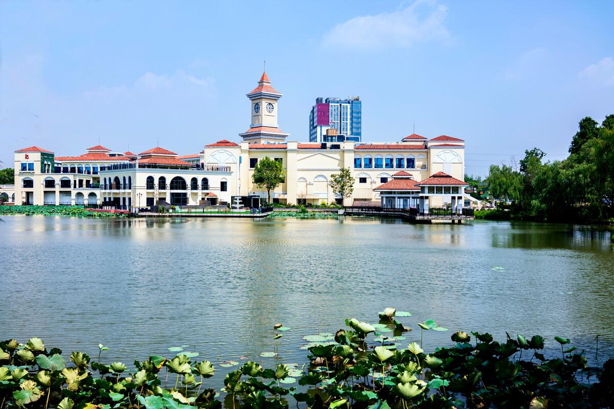 奉贤区旅游景点介绍 奉贤区,位于上海市南部,气候宜人,自然环境优美.