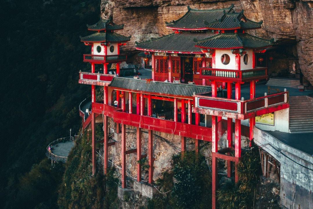 悬空寺的主要景点介绍 悬空寺位于福建省福州市永泰县城东葛岭山腰,是