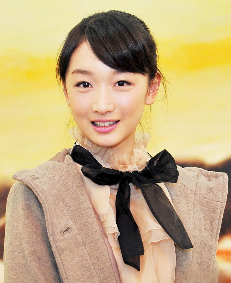 周冬雨:演艺生涯 周冬雨在演艺生涯中,有三个男人抢着为她铺路,张艺谋