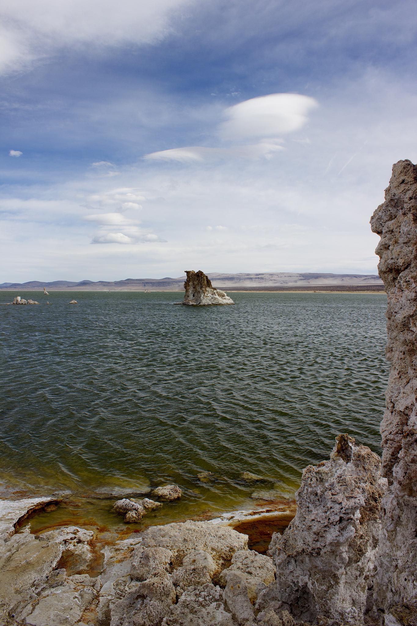 乌梁素海,位于内蒙古自治区西部,是中国境内最大的内陆淡水湖泊之一