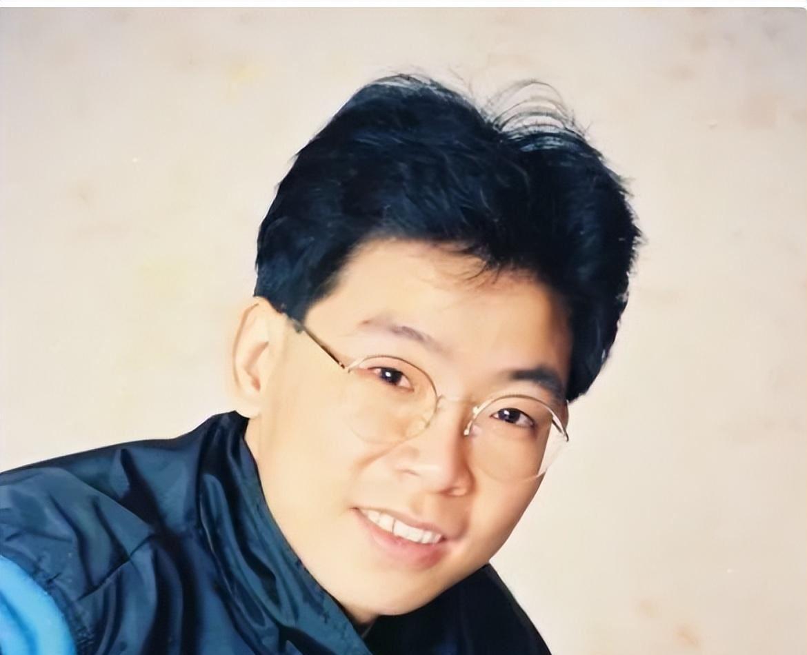张明敏:爱国歌手的传奇故事 张明敏是一位被岁月雕刻的香港歌手,他的