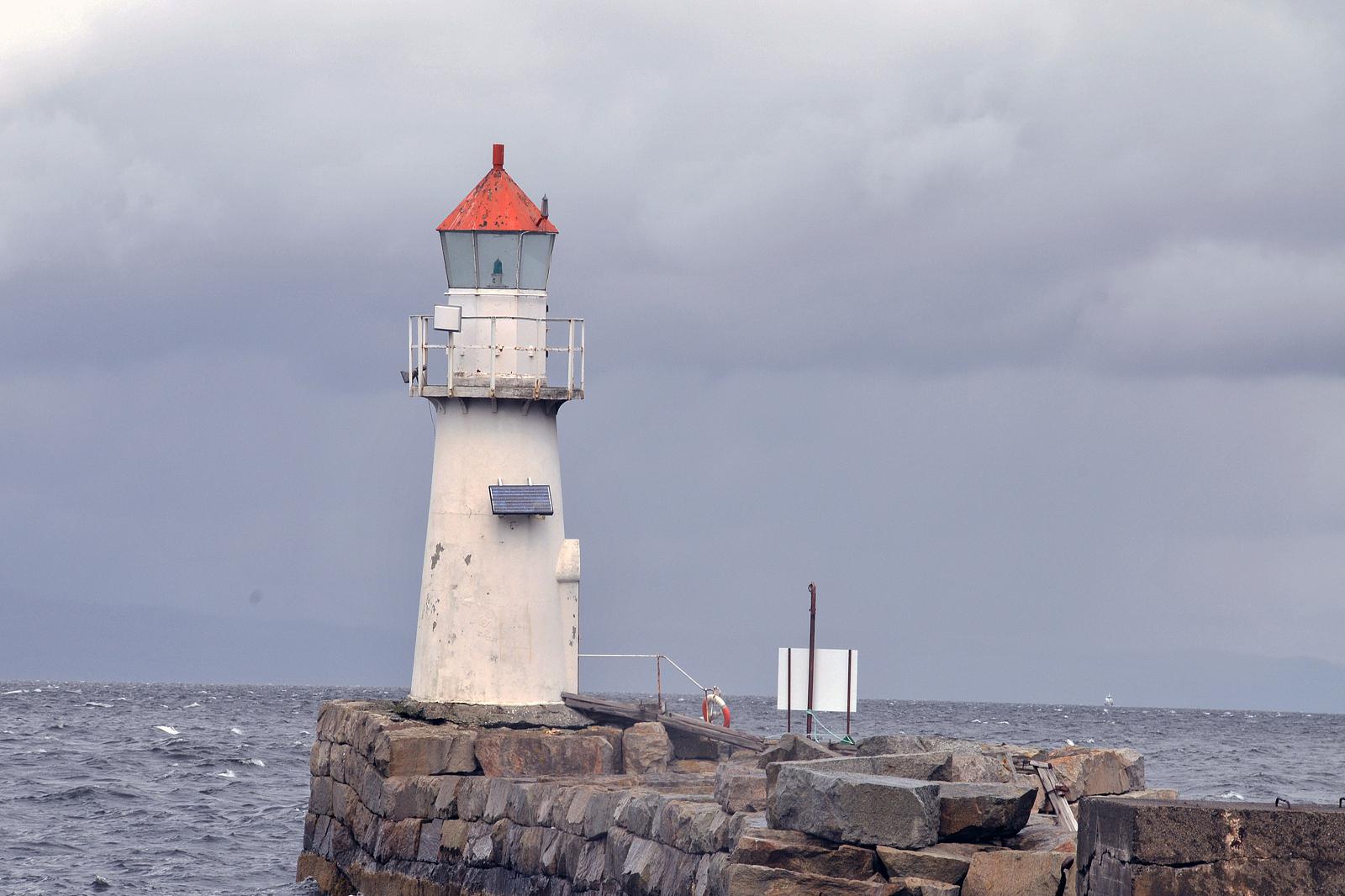 烟台灯塔:远离喧嚣,静享美景 如今,人们的生活节奏越来越快,城市的