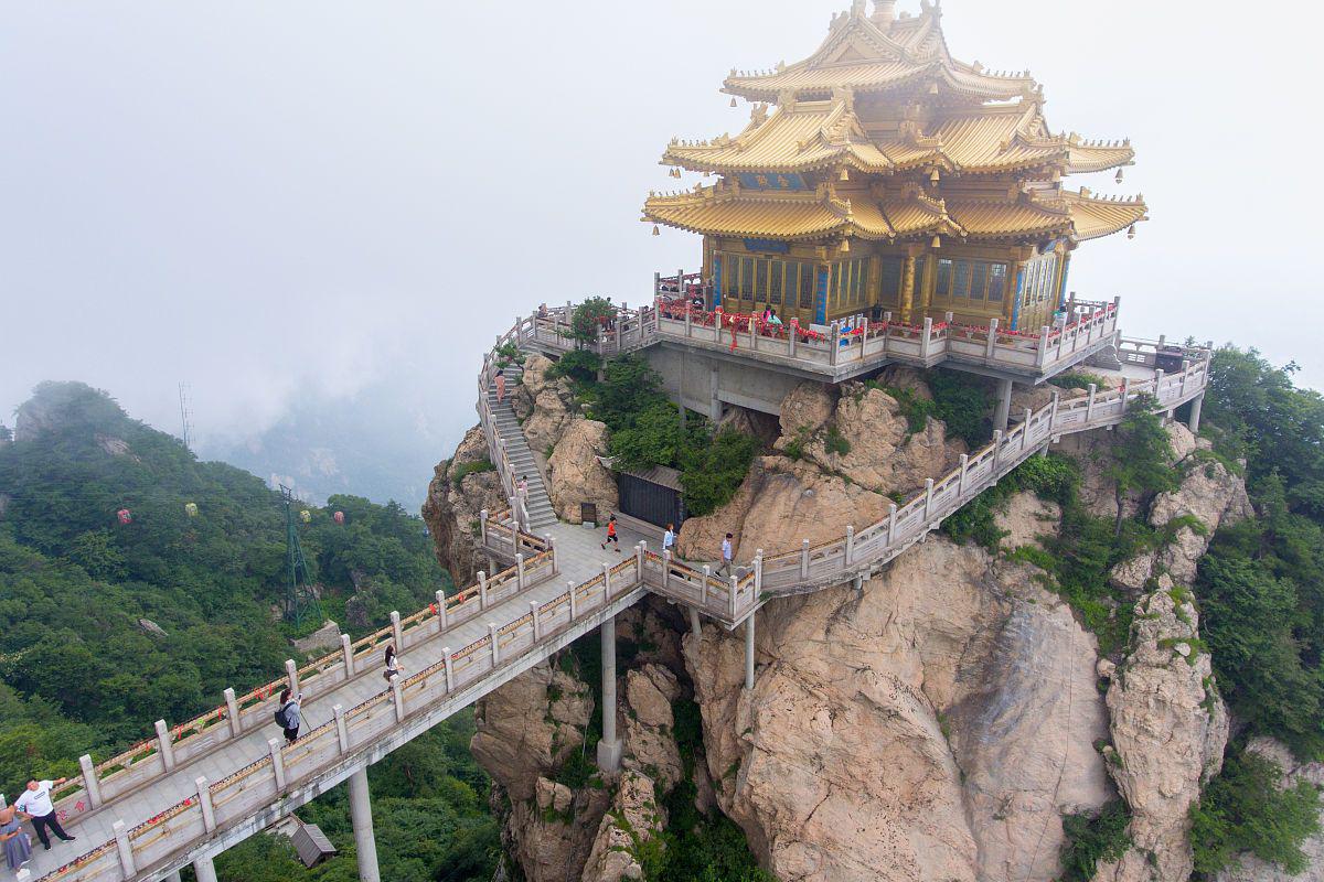 老君山大雪后的仙境之旅 在中国河南省,老君山风景区在12月11日经历了