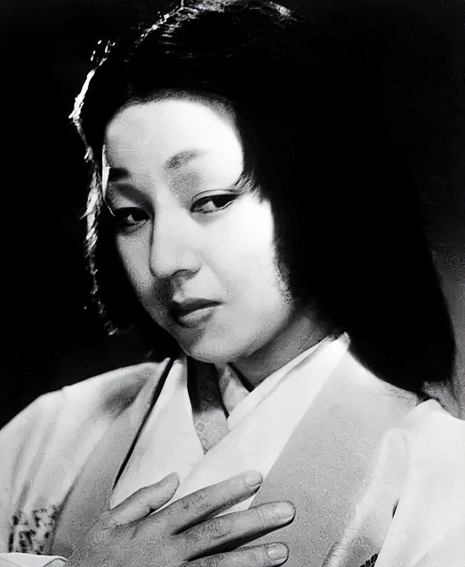 《罗生门》:人性的复杂性 电影《罗生门》以其独特的叙事结构和深刻的