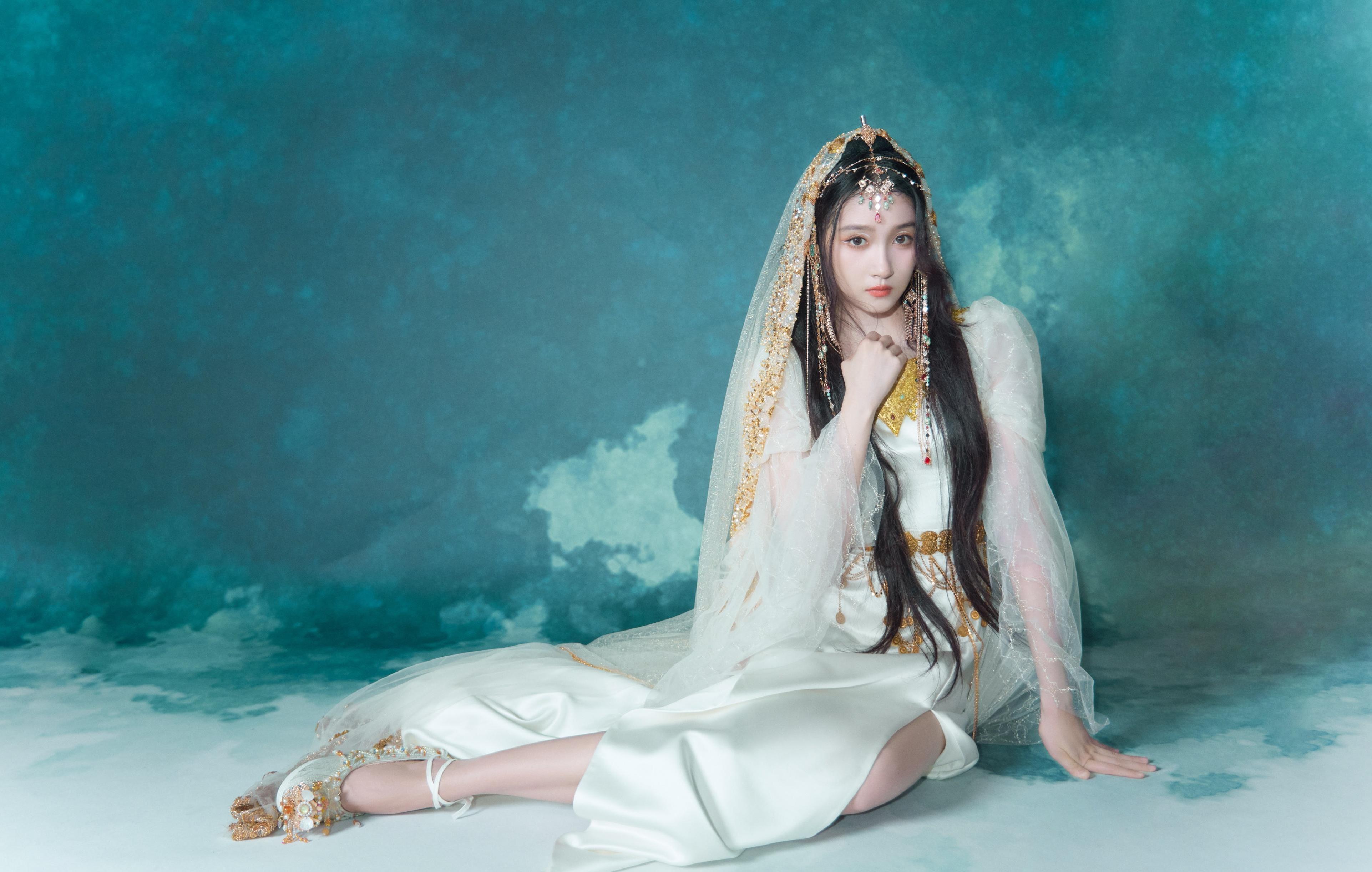 关晓彤的西域妆容 关晓彤的西域妆容勾勒出神秘的异域风情,灰色的瞳孔