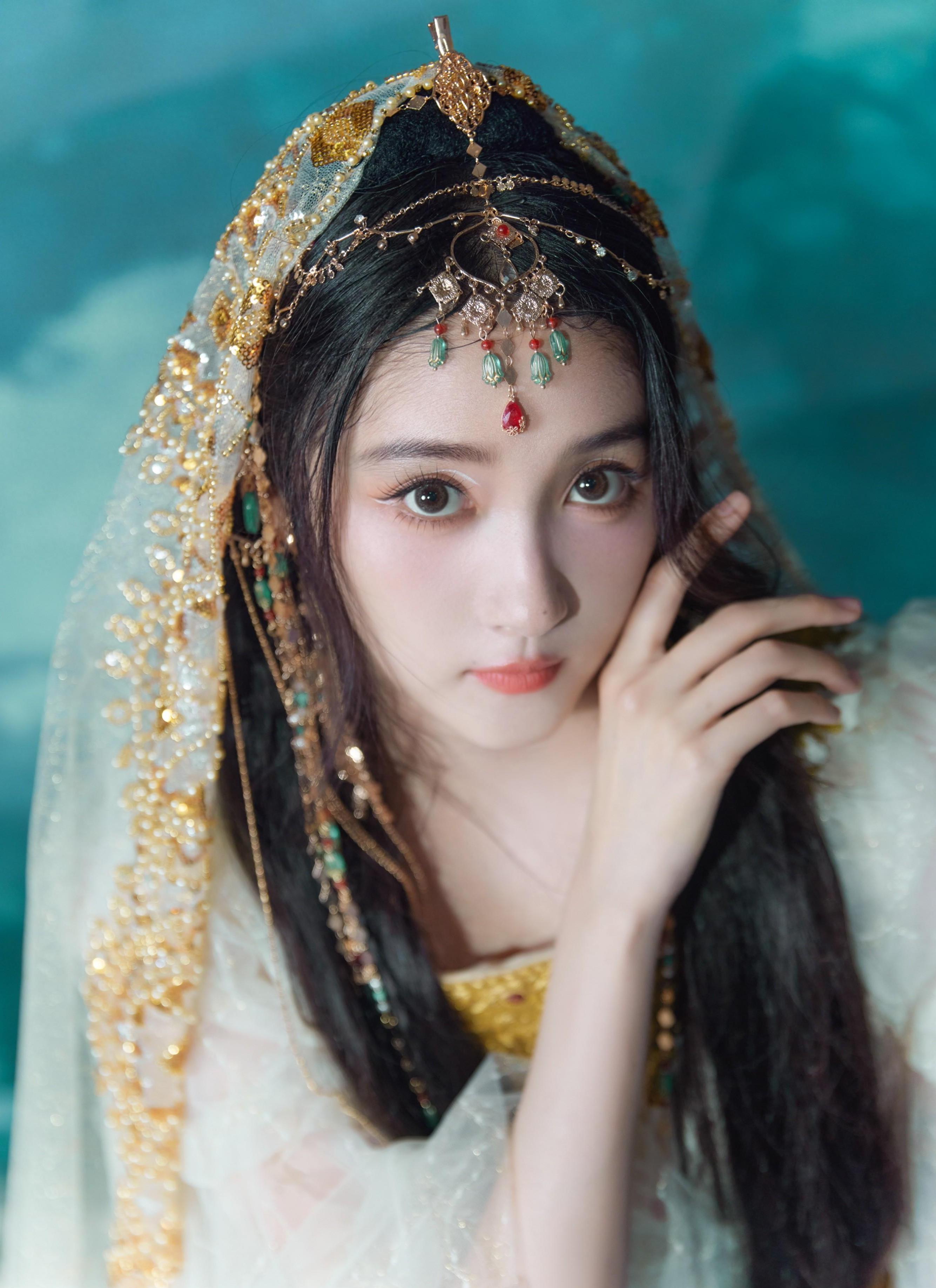 关晓彤的西域妆容 关晓彤的西域妆容勾勒出神秘的异域风情,灰色的瞳孔