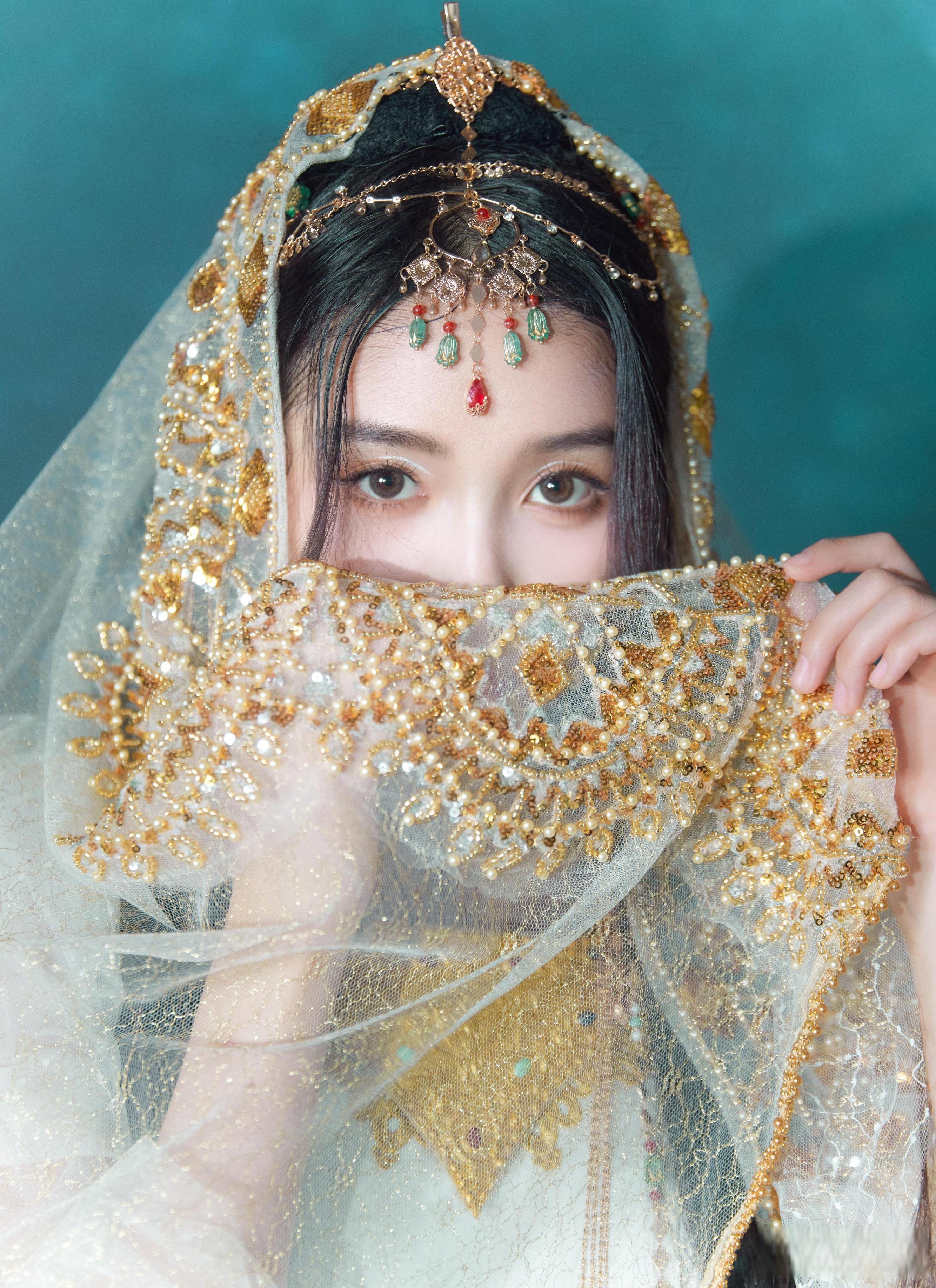 关晓彤的西域妆容 关晓彤的西域妆容勾勒出神秘的异域风情,灰色的瞳孔