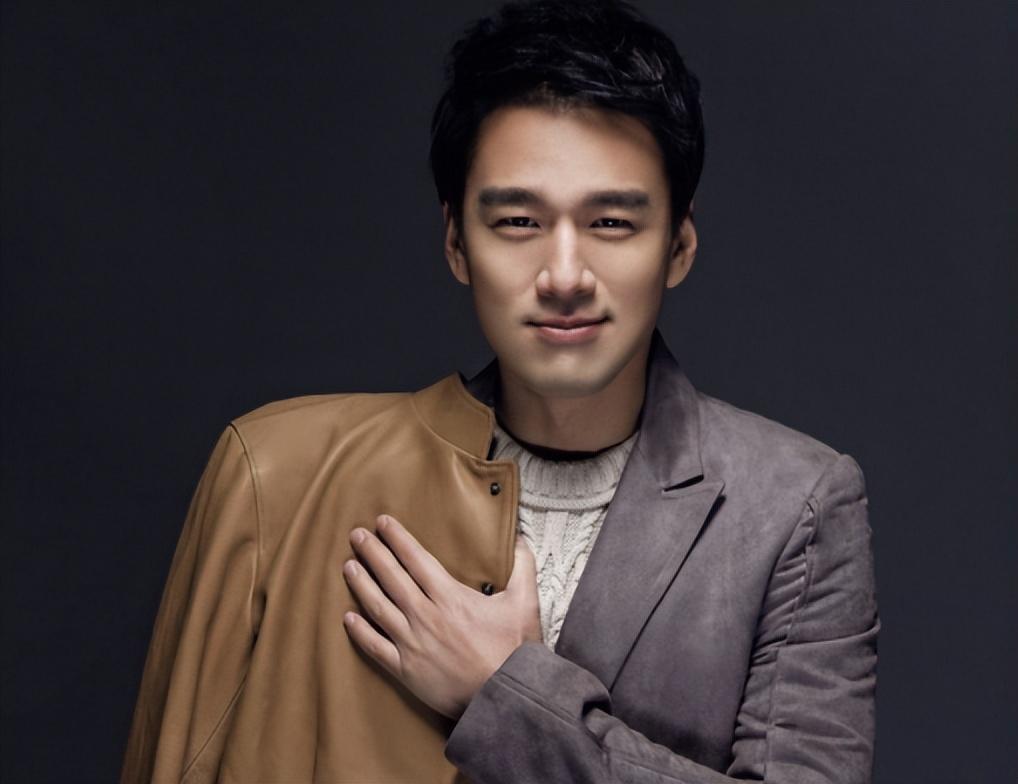 王耀庆:22年零绯闻的"骚浪贱" 王耀庆是个逗比的"中二大叔",在娱乐圈