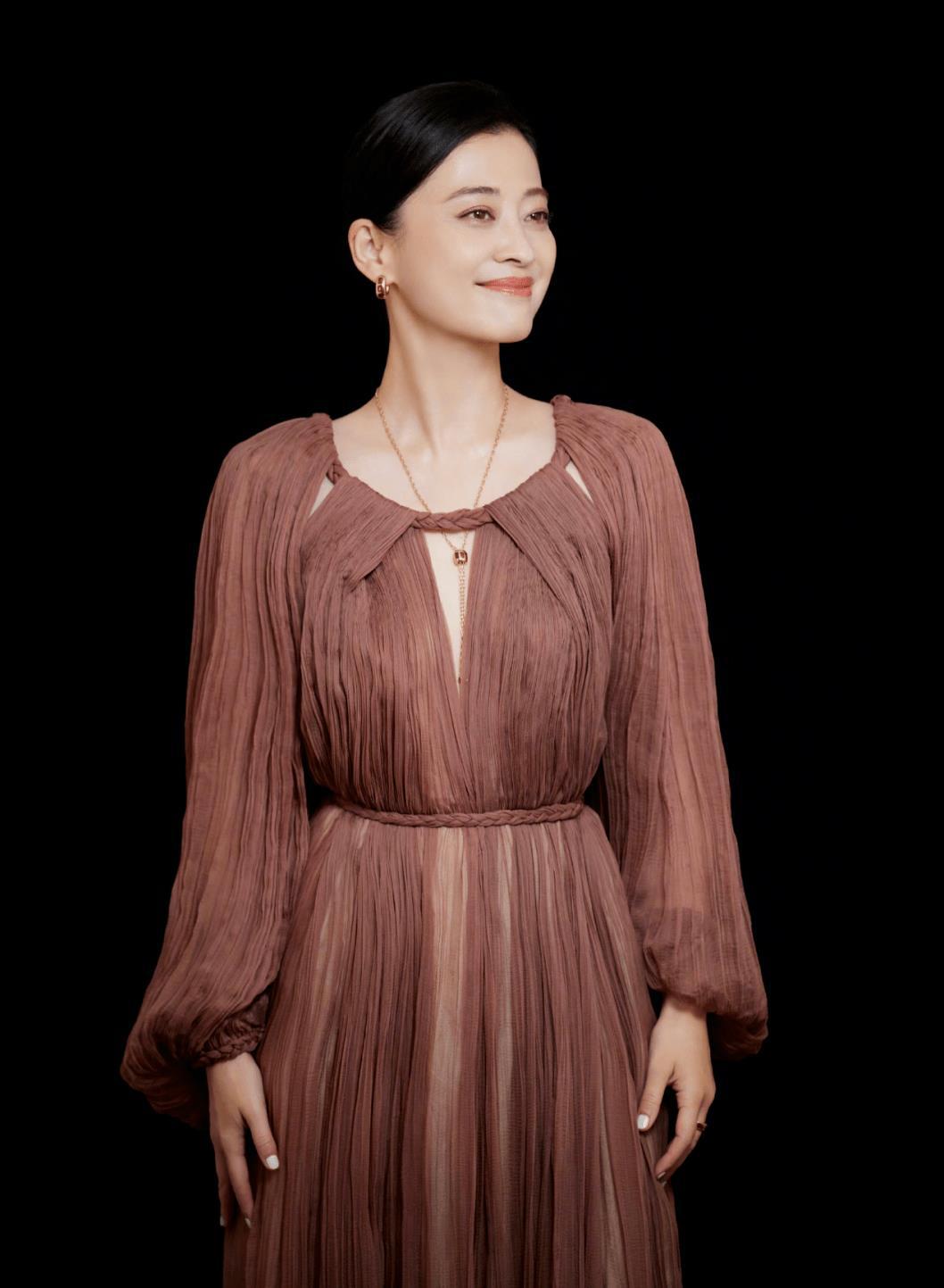 梅婷的生活状态 梅婷在家庭生活中充满幸福,同时在演艺领域也取得了不