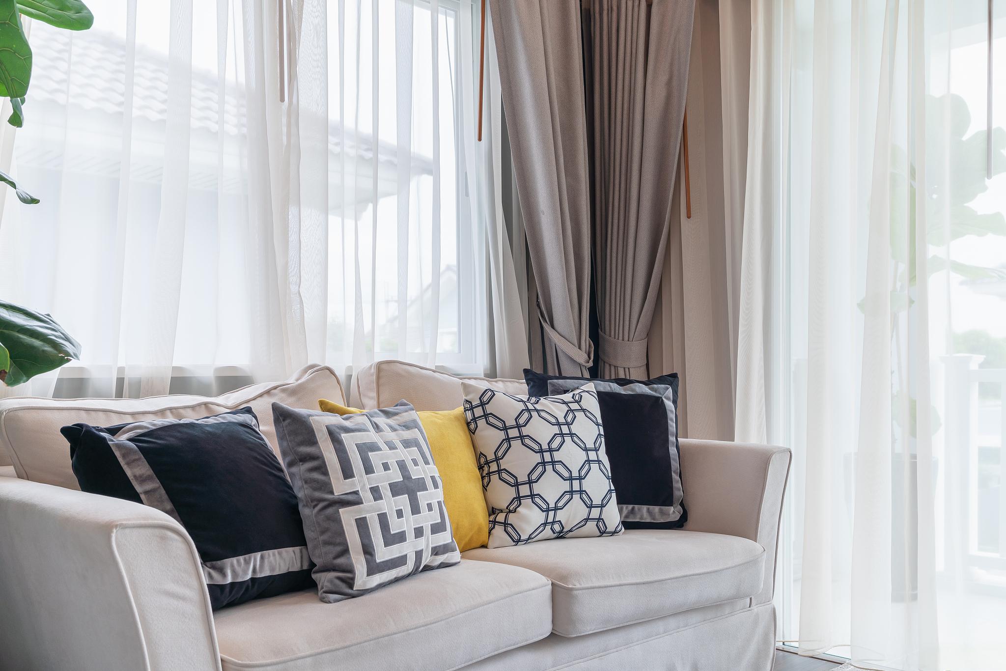 客厅窗帘装饰设计,颜色匹配和安装技巧 客厅窗帘作为室内装饰的重要