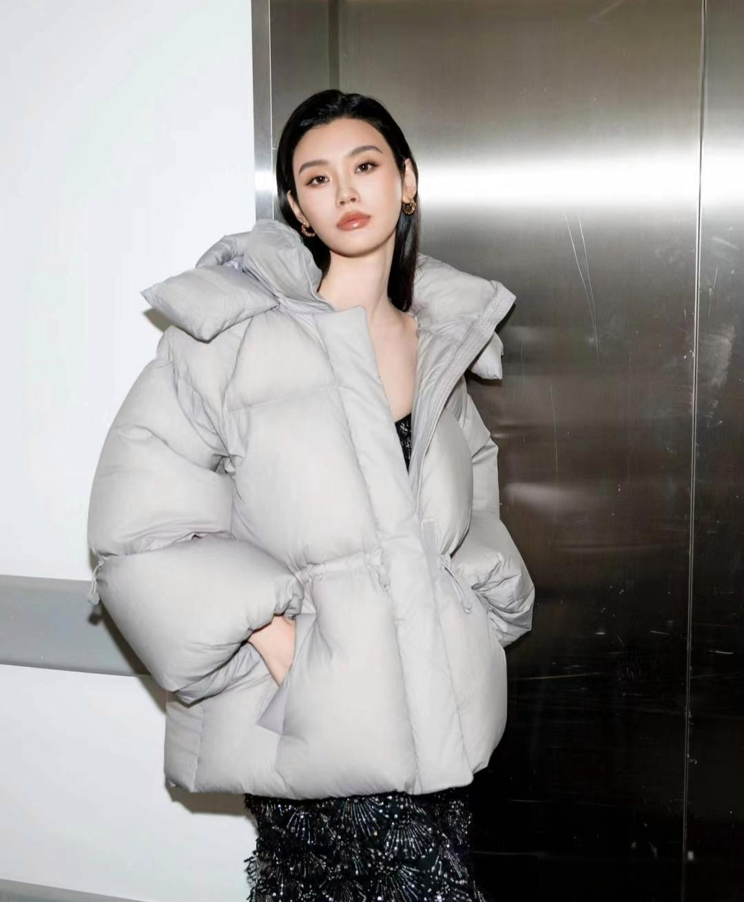 奚梦瑶:从摔倒到重新站起来 奚梦瑶在维密大秀t台出现失误后,状态调整