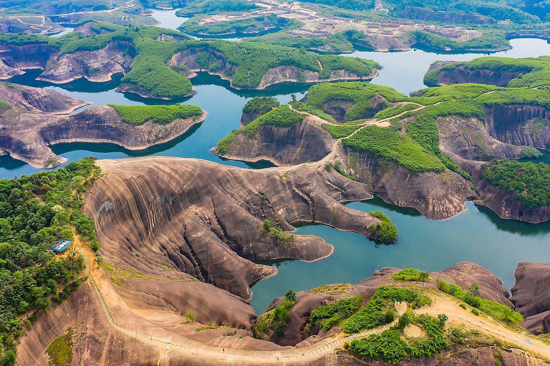 四大奇特景观,让你流连忘返 中国是一个地理面积广阔,自然景观丰富的