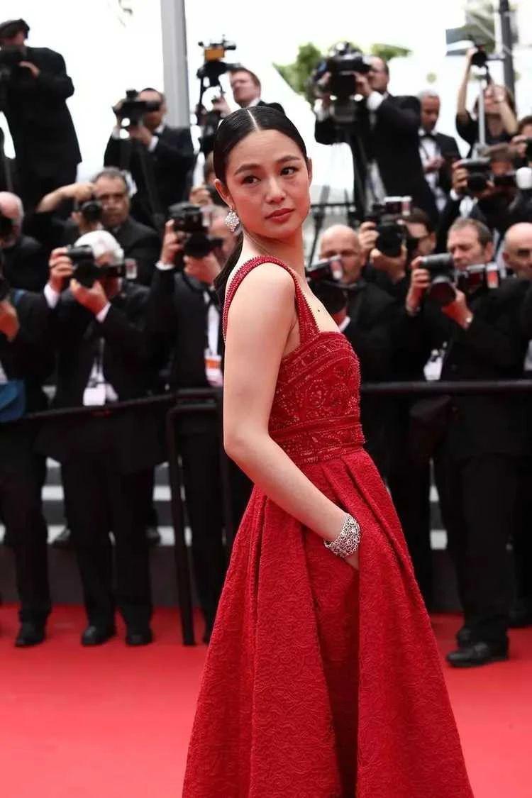 周韵:气质女神 周韵穿红色连衣裙走红毯优雅大气,完美呈现气质女神的