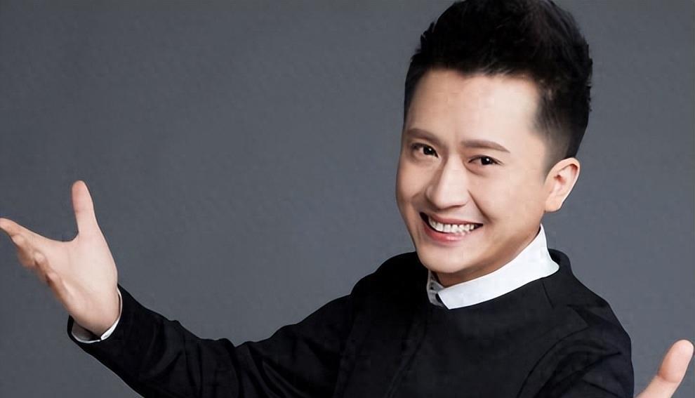 杨帆:跨界之星的传奇故事 杨帆是一位音乐家,主持人和家庭人士,他的成