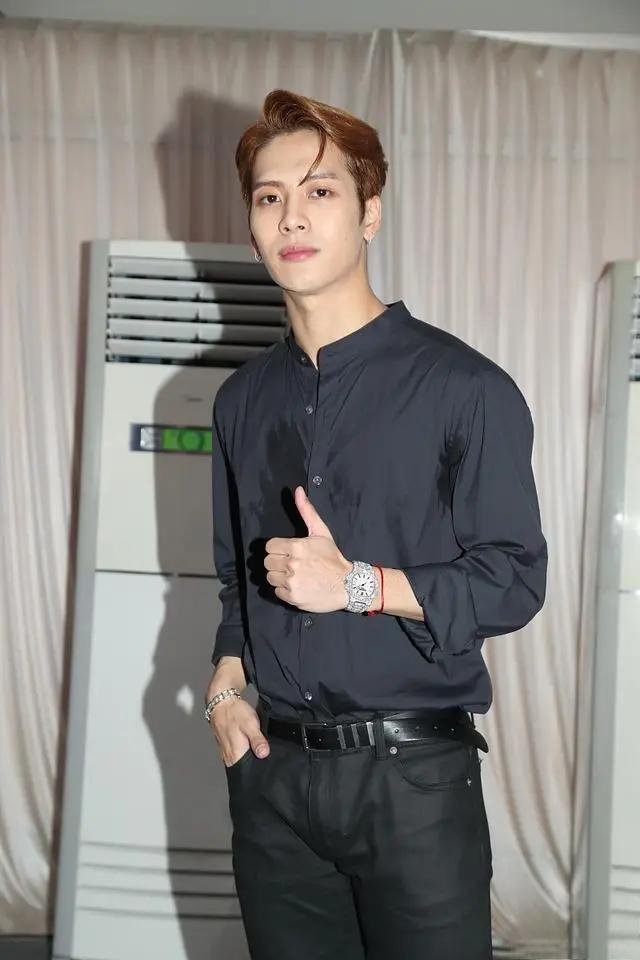 王嘉尔:与歌迷亲密关系 王嘉尔是一名歌唱家,也是一名涉及行业很广的