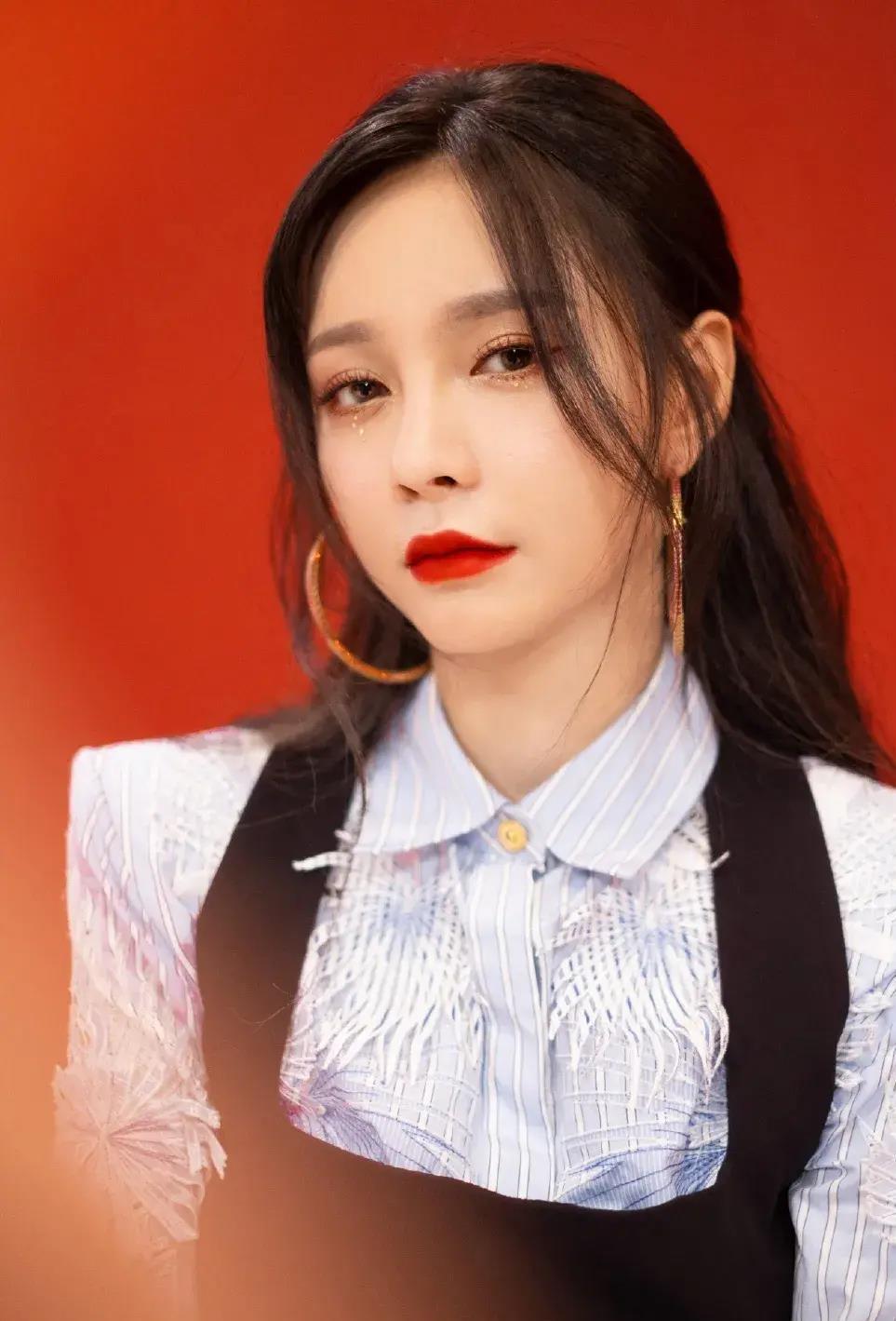 沈梦辰妆容引发热议 沈梦辰的妆容再次引发网友热议,有人认为她的妆太