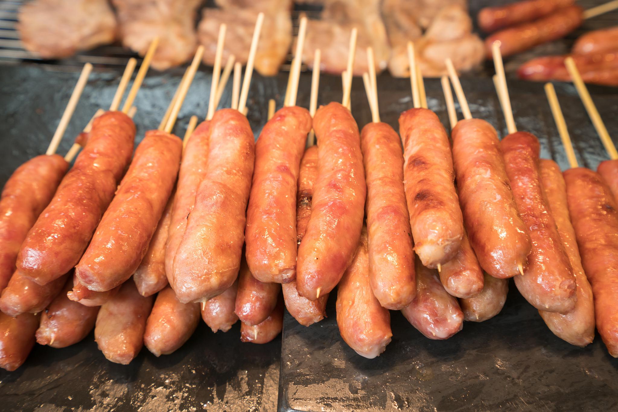 烤热狗:地摊小吃的创业机会 烤热狗是一种备受欢迎的地摊小吃,其利润