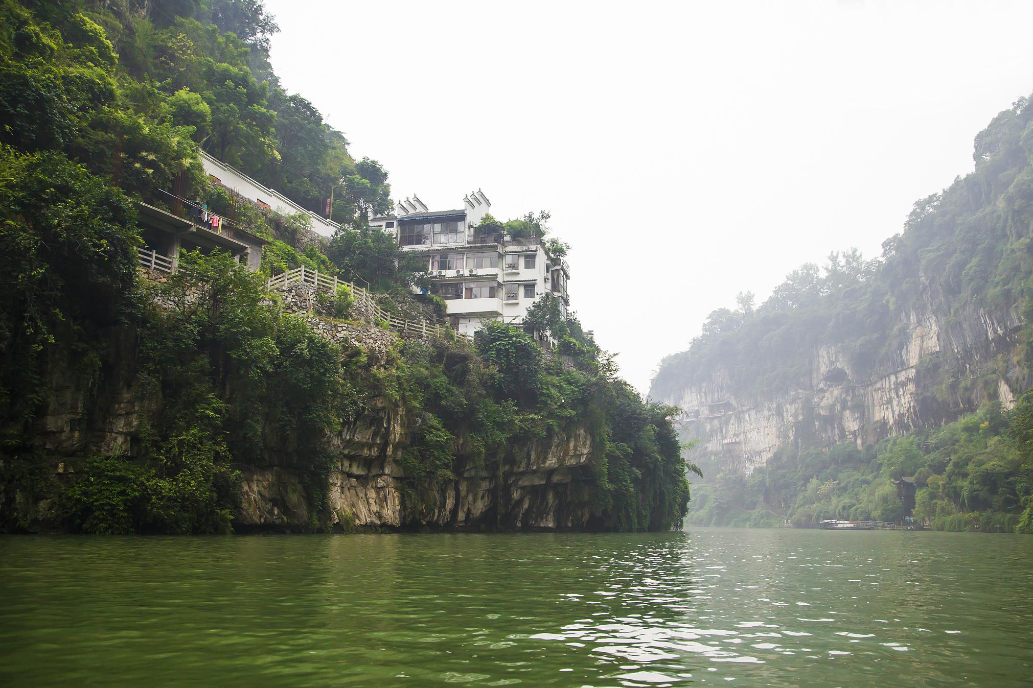三游洞是一处著名的旅游景点,位于湖北省宜昌市西陵峡口,是一座有着
