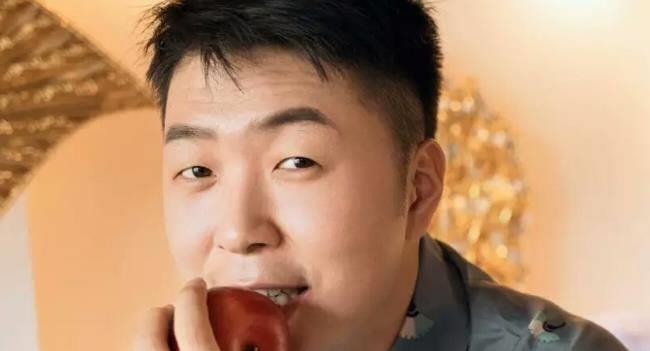 杜海涛:娱乐圈的掌管人 杜海涛是江南首富杜国豪的儿子,虽然他的演艺
