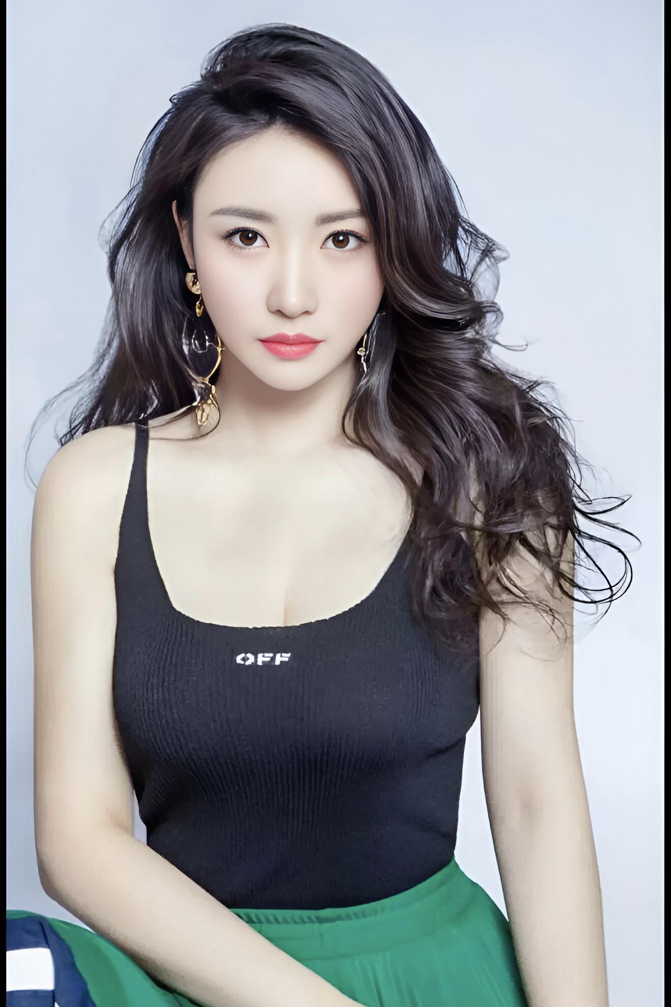 柳岩:用实力证明自己 柳岩近日发布了一则最新的视频,身着彩色渐变