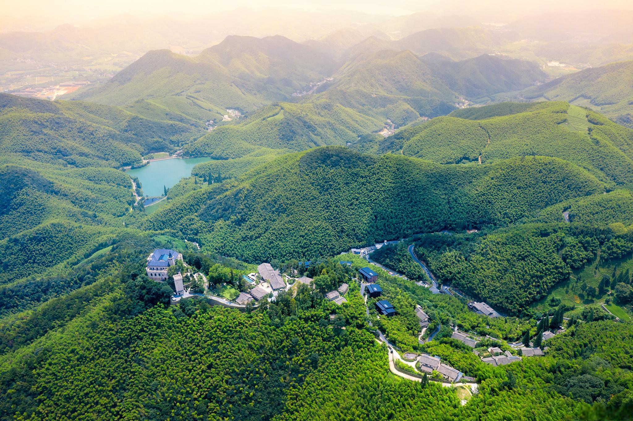 站在这里,可以俯瞰整个裸心堡和莫干山全景.