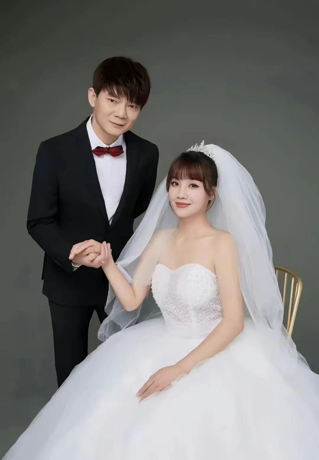 六哲回老家办婚礼,三个儿女陪同引发争议 著名歌手六哲返回老家湛江