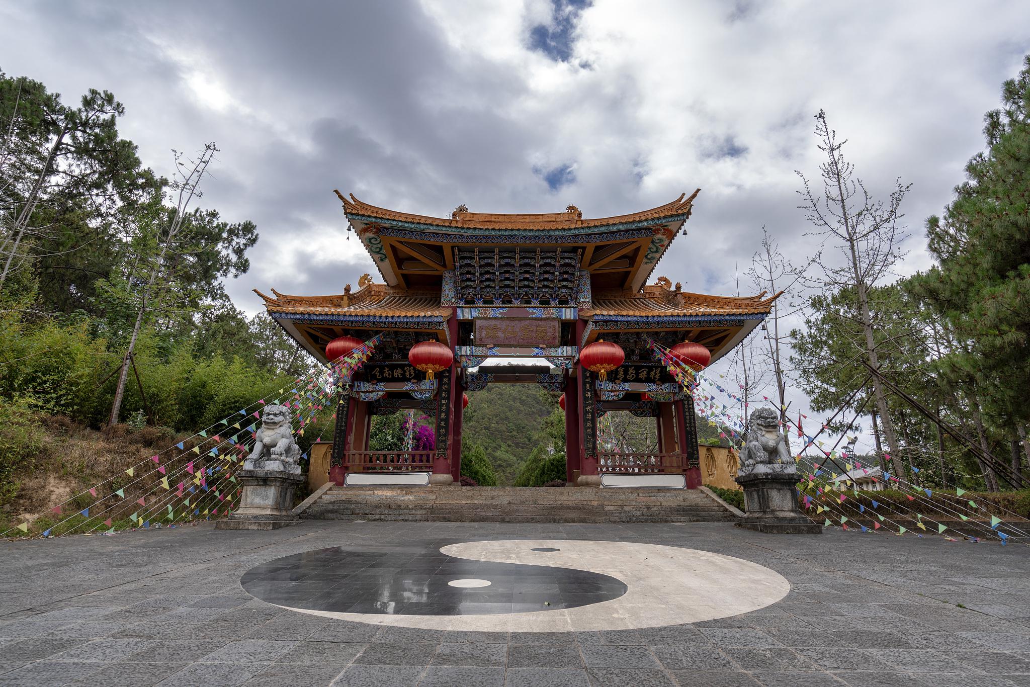 巍宝山:山川间的文化瑰宝 巍宝山,位于中国云南省大理白族自治州的