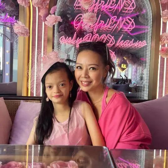 钟丽淇女儿13岁生日 钟丽淇女儿伊萨贝拉13岁生日,全家人洋溢着欢乐与