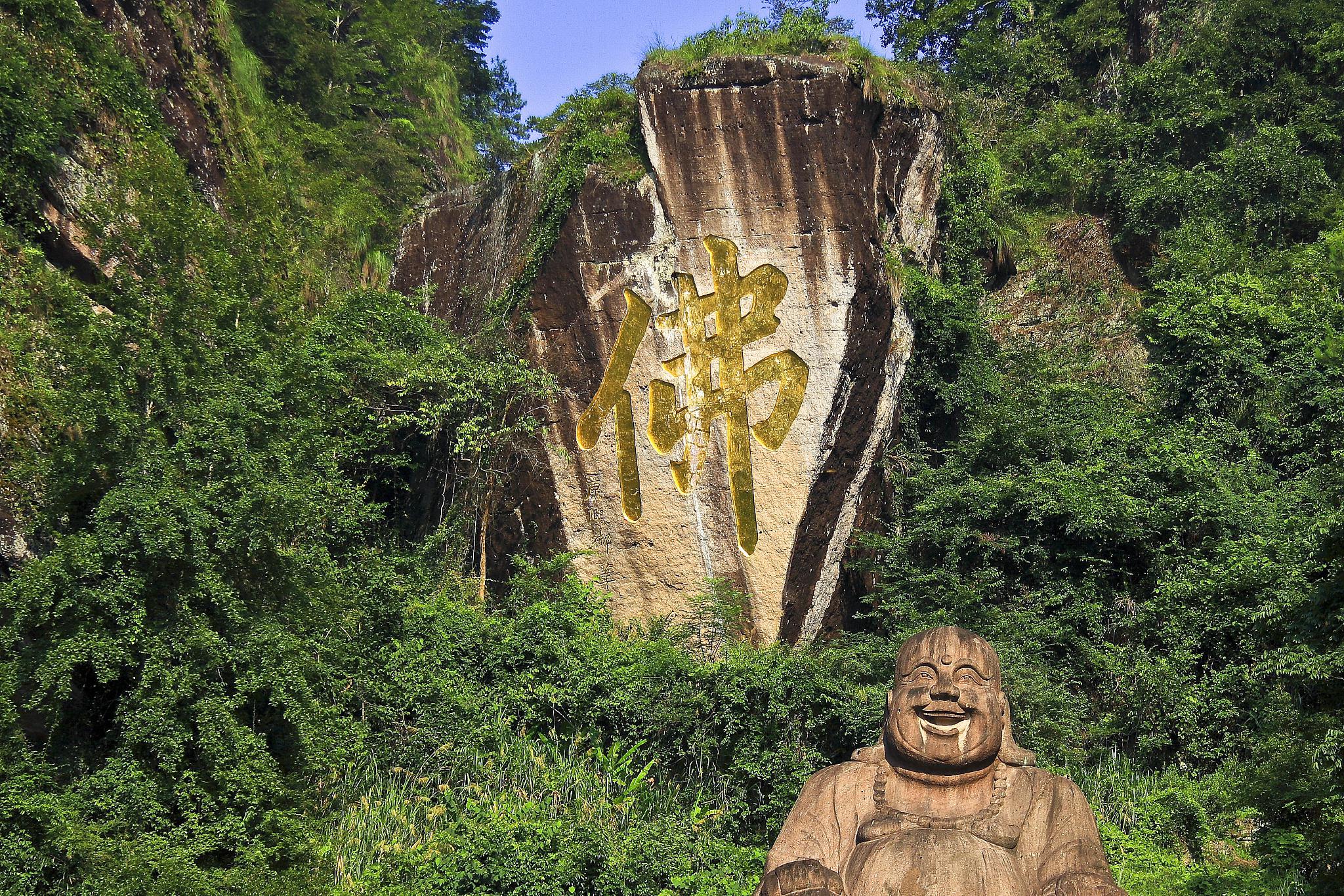 灵岩大佛山的魅力 灵岩大佛山位于中国南方,是一座融合自然美景与人文