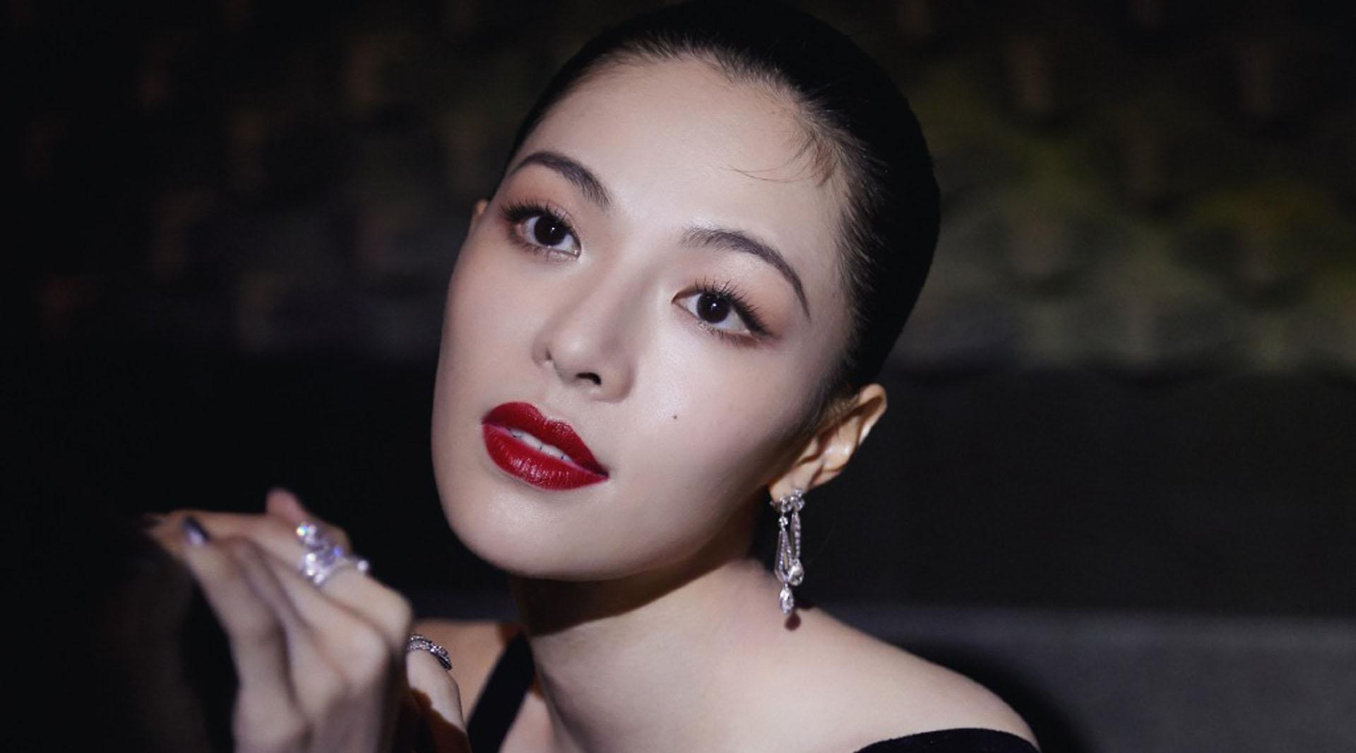 钟楚曦:从小透明到新晋花旦 钟楚曦是一位新晋花旦,她凭借电影《芳华