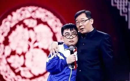 相声演员大兵:故事远比你想得更恶劣 大兵曾经是相声界的明星,但由于