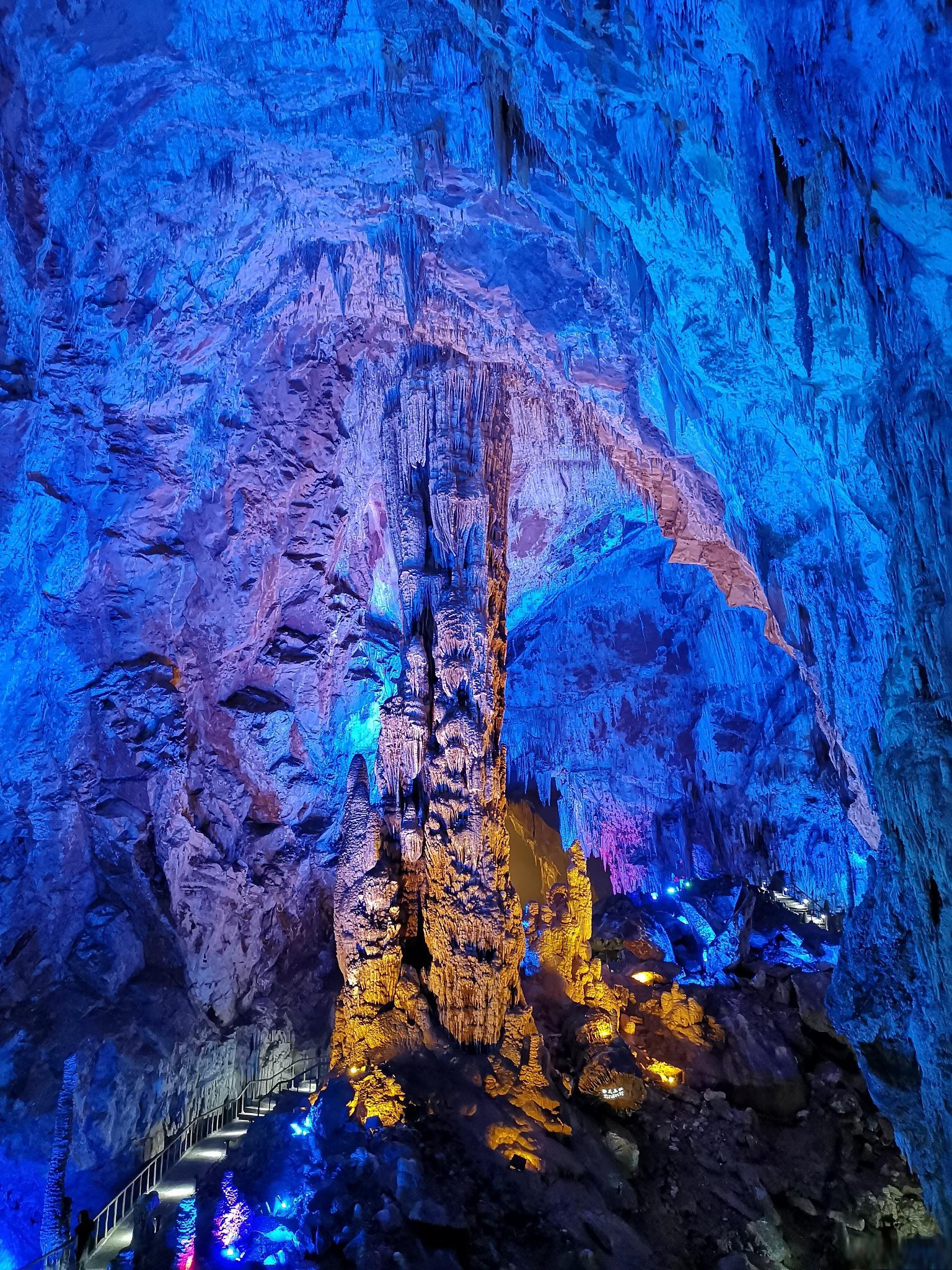 柞水溶洞——地下世界的奇妙之旅 今天早上,我来到了陕西的一个神秘而