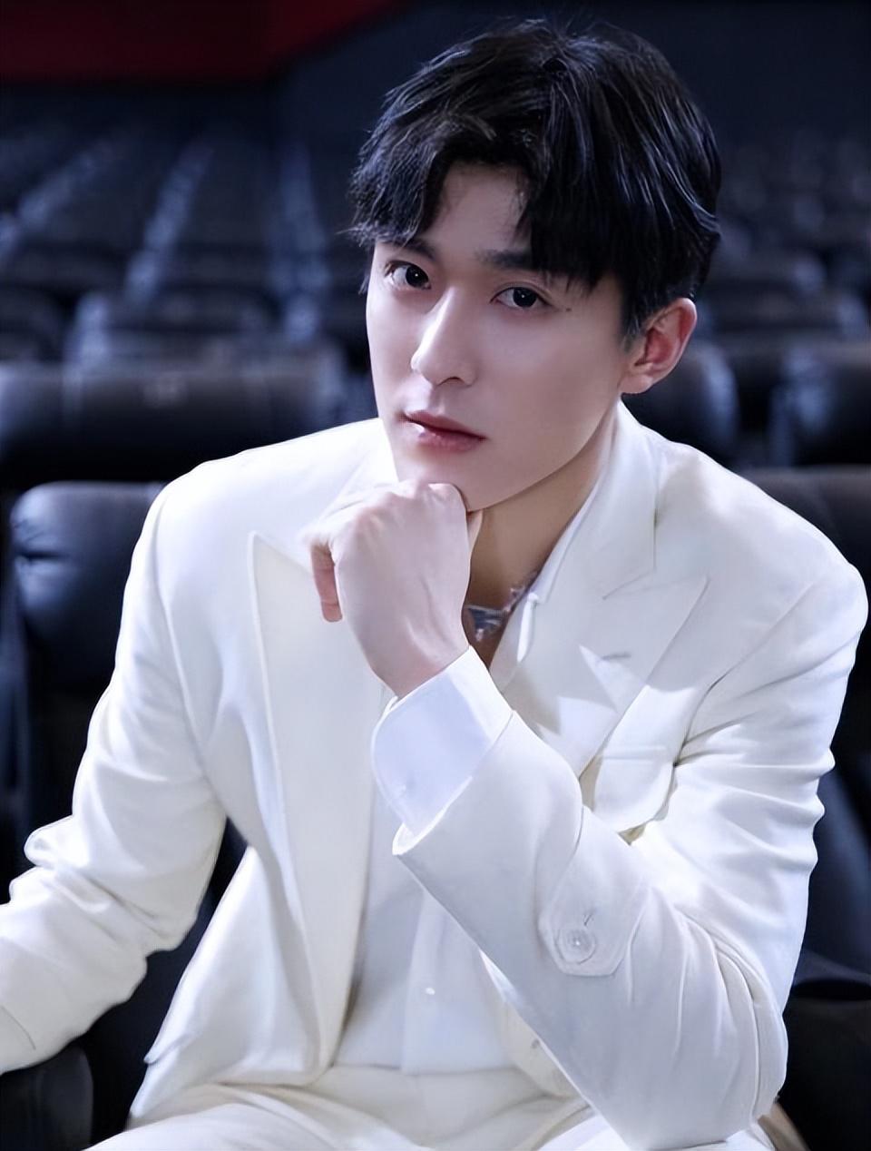 林允与颜人中被公认为娱乐圈的一对模范情侣,然而,这次狗仔的爆料却让