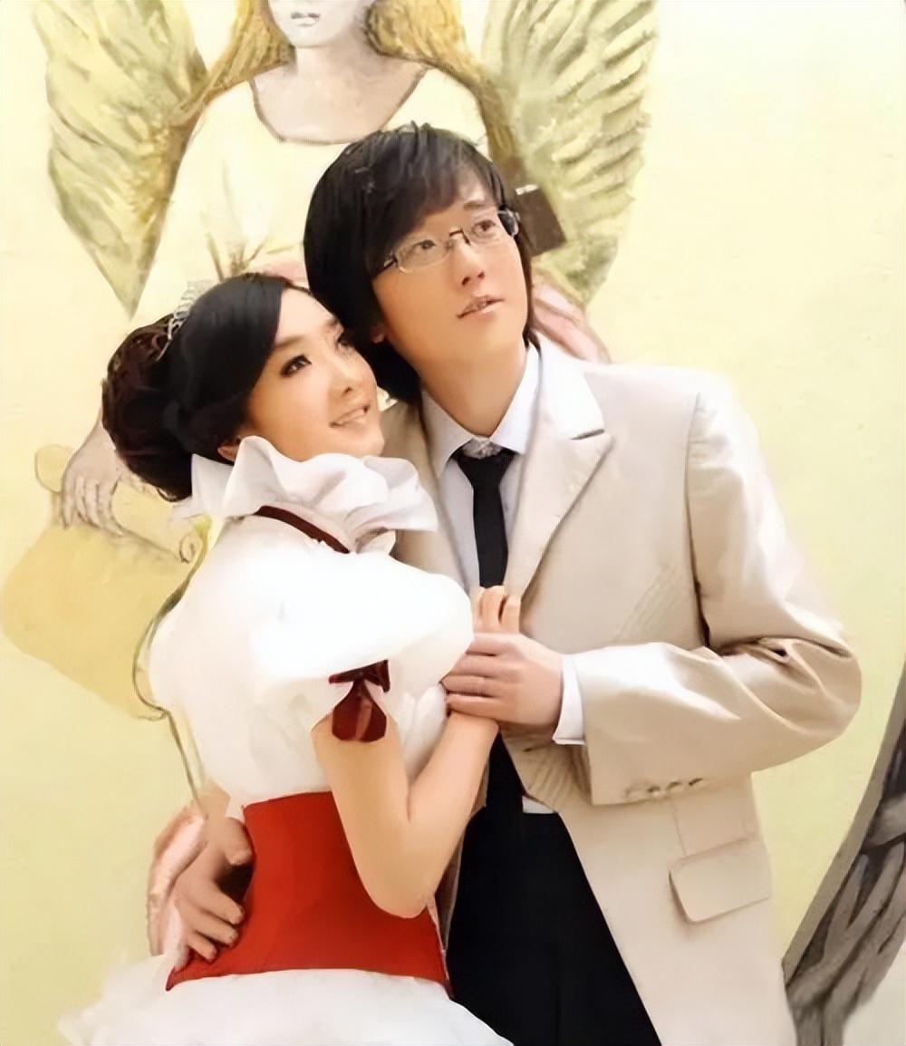 玲花的老公是徐明朝,百人文化的ceo,音乐评论家和词曲作家,为众多
