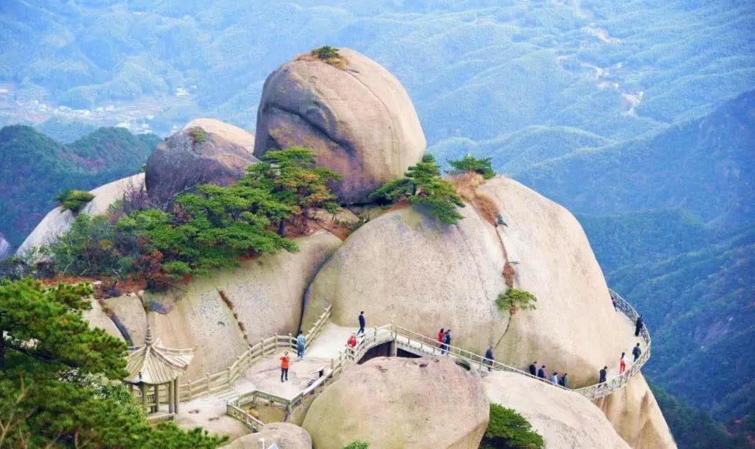 天柱山风景区的特色 安徽省黄山市的天柱山风景区,是中国著名的旅游