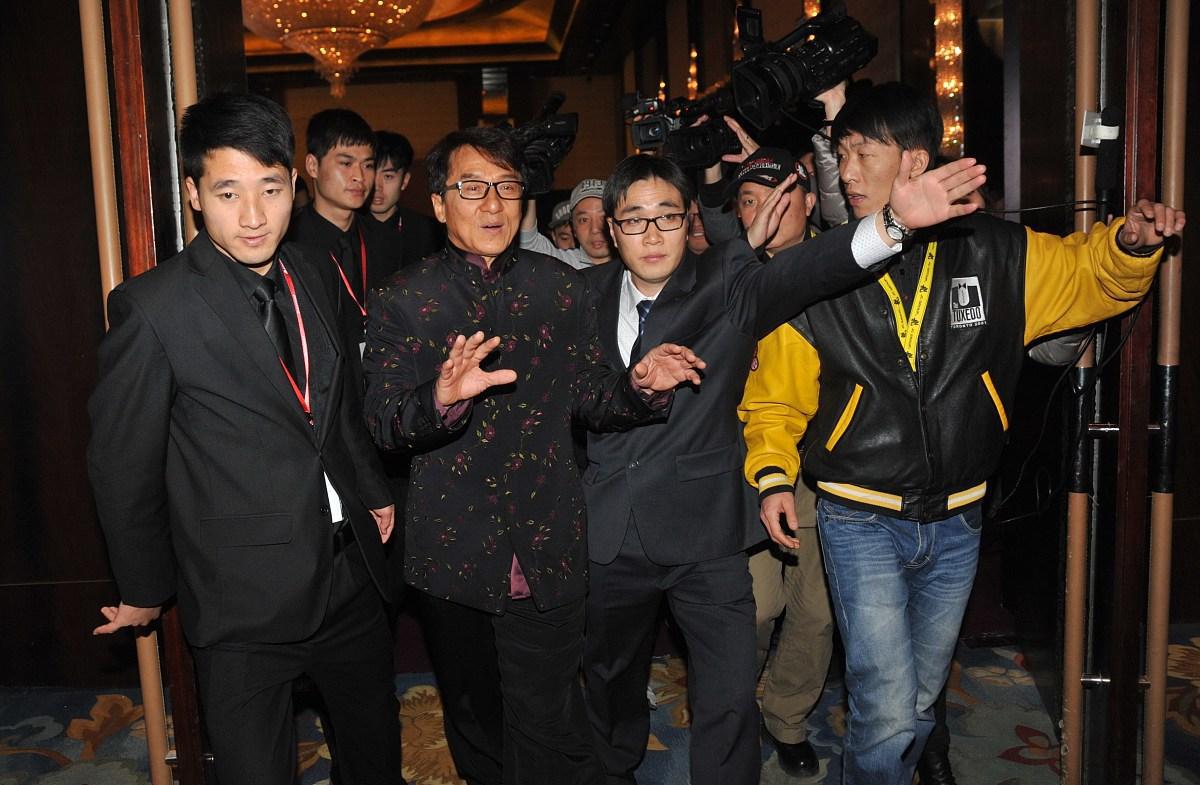 成龙现身饭店与粉丝合影 成龙近日现身某家饭店与好友聚餐,被周围的人