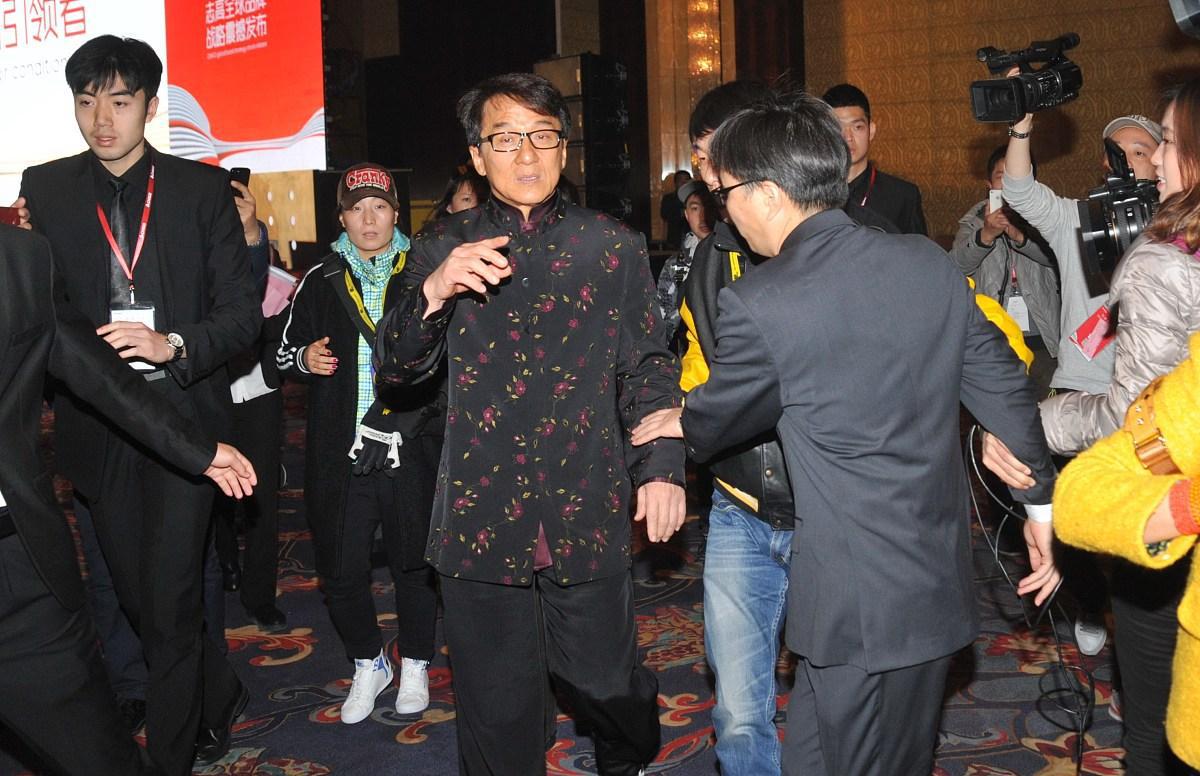 成龙现身饭店与粉丝合影 成龙近日现身某家饭店与好友聚餐,被周围的人