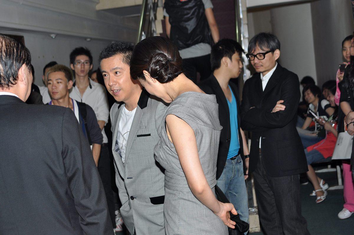 成龙现身饭店与粉丝合影 成龙近日现身某家饭店与好友聚餐,被周围的人