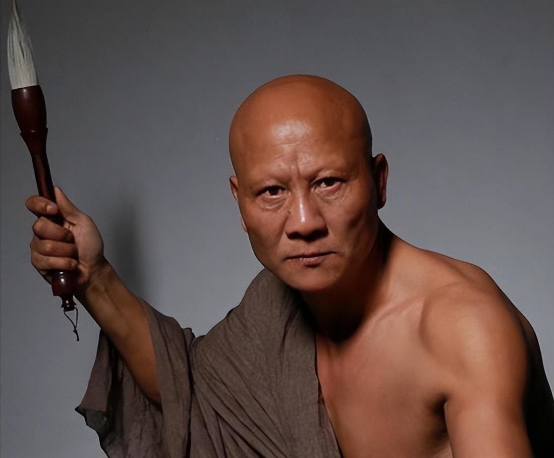 计春华:演艺之光 计春华,中国演员,出生于一个平凡的家庭,幼年时并没