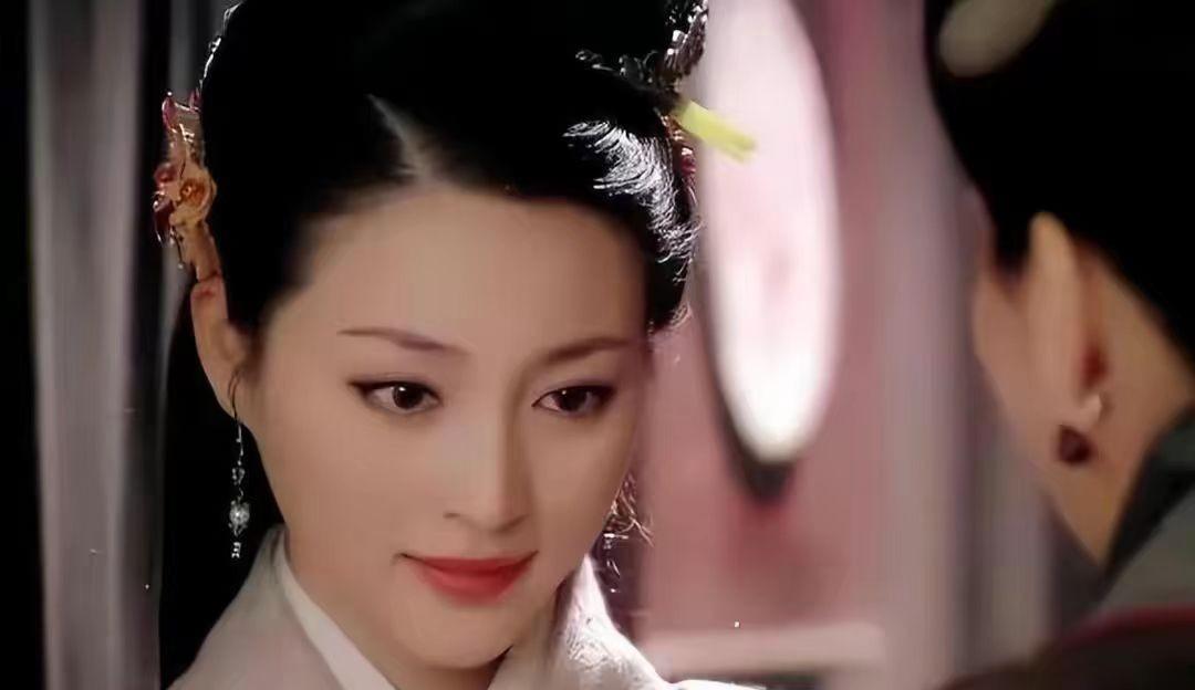 甘婷婷:从"潘金莲"到"卖肉" 甘婷婷以一部名为《绝色保镖》的网络电影