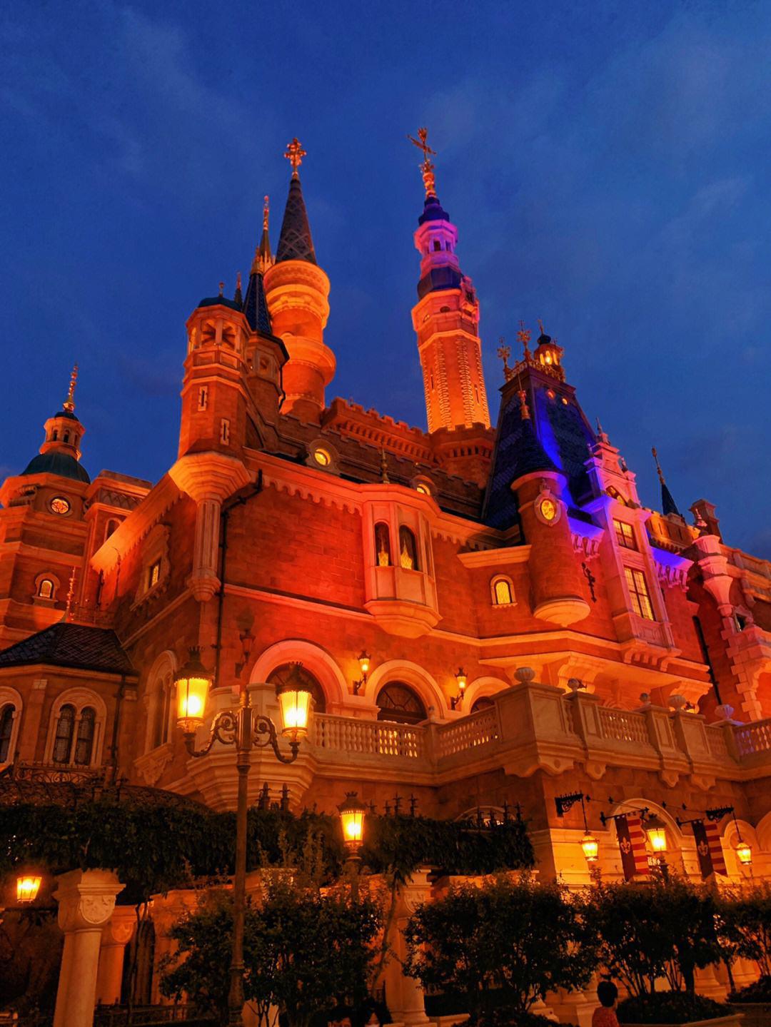 上海迪士尼乐园是中国内地首座迪士尼主题乐园,位于上海市浦东新区