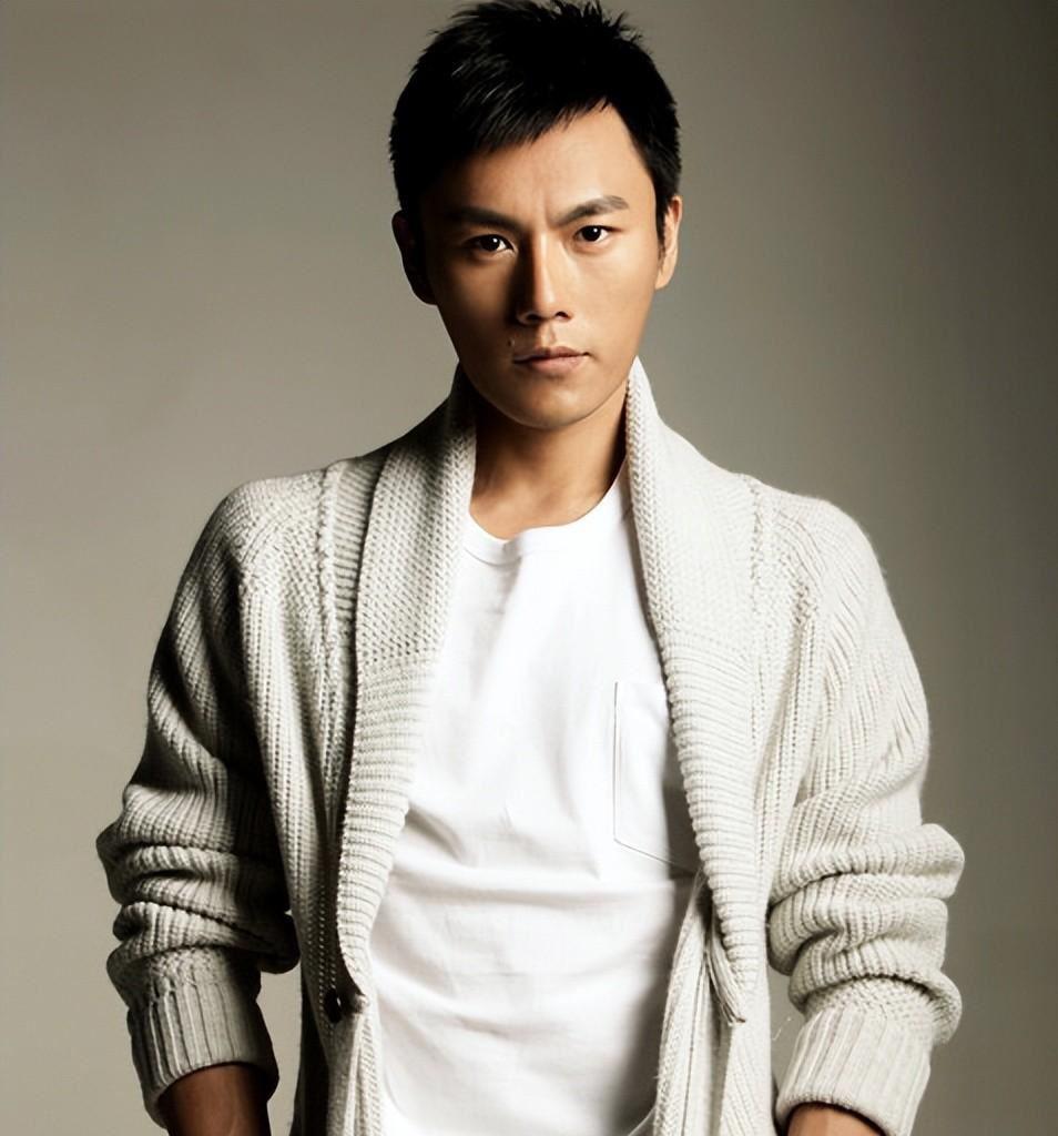 秦昊:娱乐圈大器晚成 秦昊,45岁的男演员,以出众的演技和夸张的形象