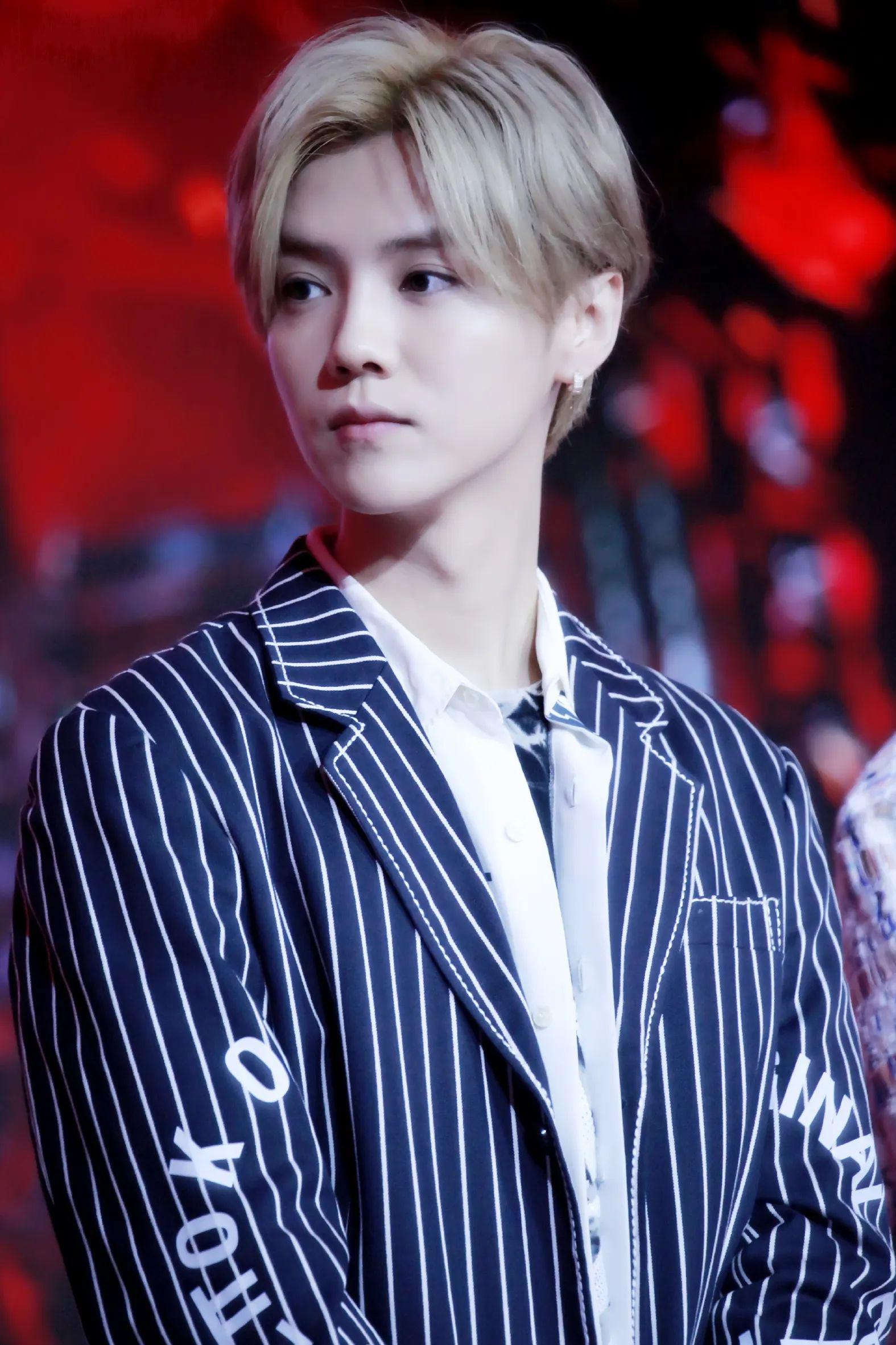 33岁鹿晗在球场被偶遇 11月26日,鹿晗在球场被偶遇,黄色的发丝,戴着