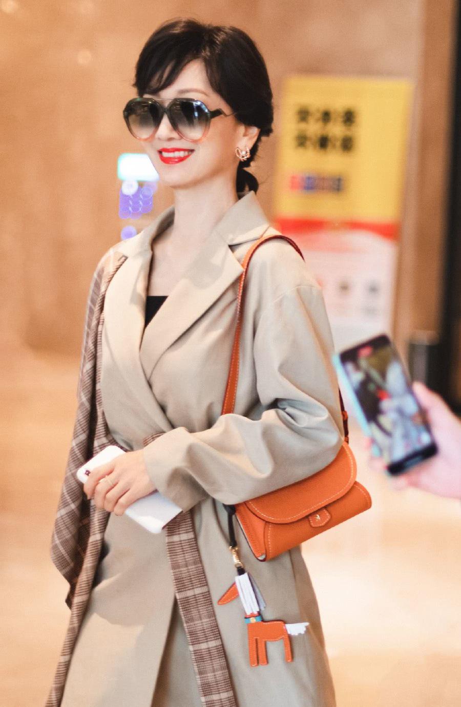 69岁赵雅芝:穿搭时髦又减龄 69岁的赵雅芝穿着一身粗呢连衣裙搭配毛绒