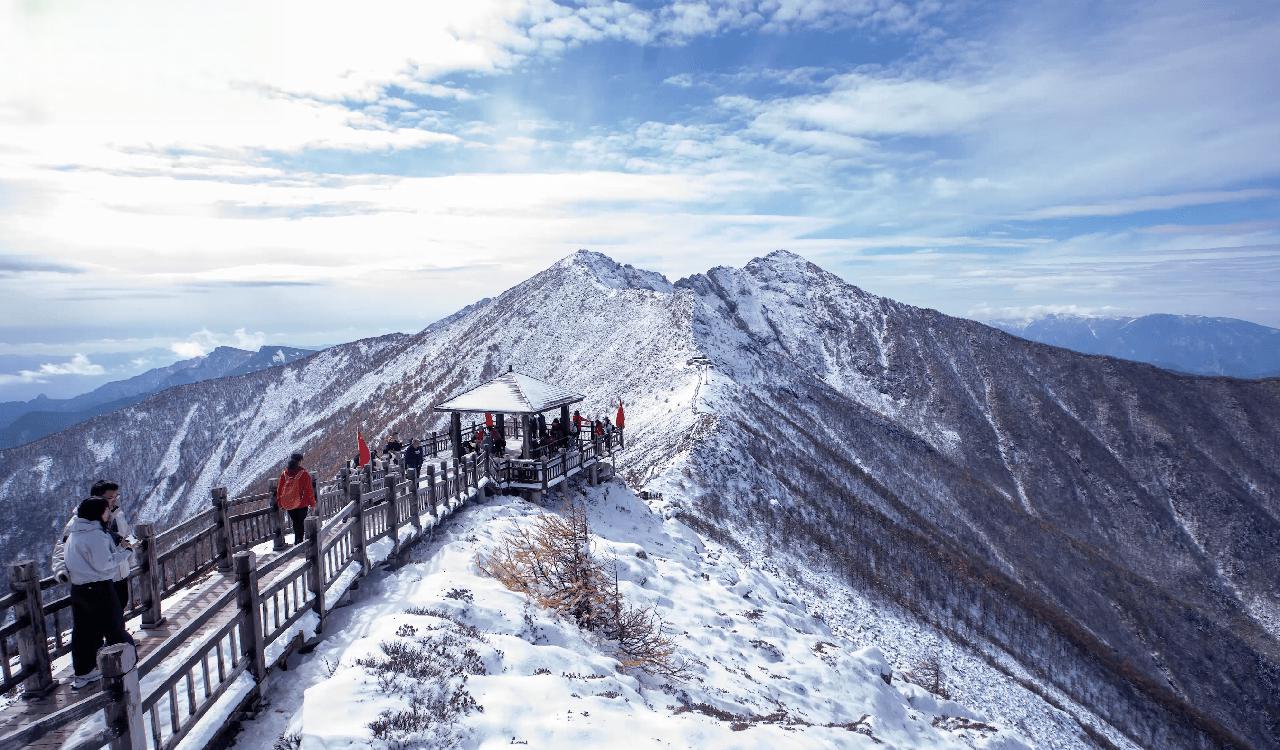 太白山初雪的壮美景色 2023年11月5日,秦岭主峰太白山初次迎来了冬季