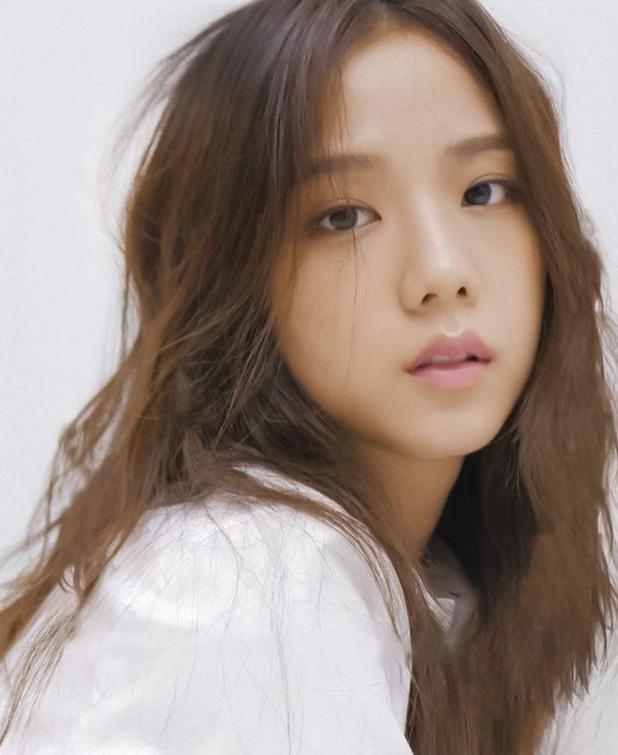 jisoo不止是作为blackpink成员大获成功,个人时尚资源不在话下,近年来