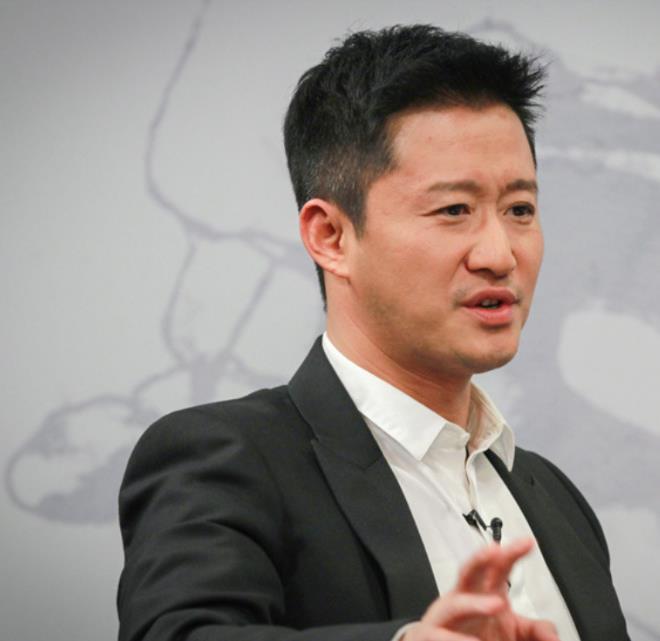 吴京现身福建厦门 11月2日的厦门金鸡奖活动上,吴京表现出了自信和